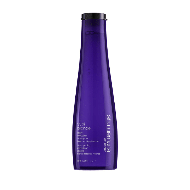 Tube de couleur violet contenant un shampoing pour les cheveux
